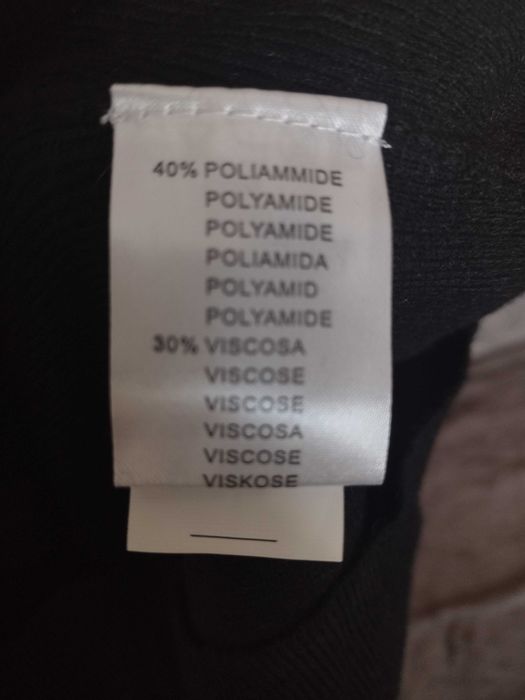 Sukienka czarna dzianinowa z cekinami.
