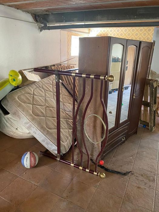 Recolha de entulho e móveis madeiras máquinas frigoríficos.