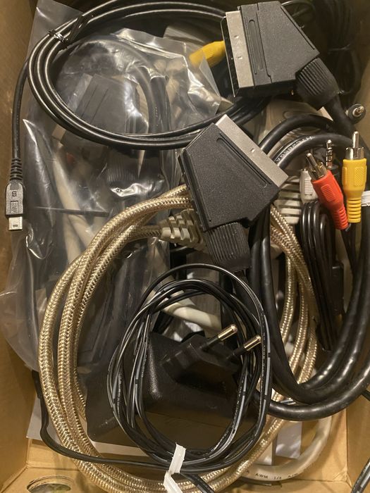 Transformador, cabos de alimentação, VGA, Scart, USB-B, cabos para vídeo e imagem