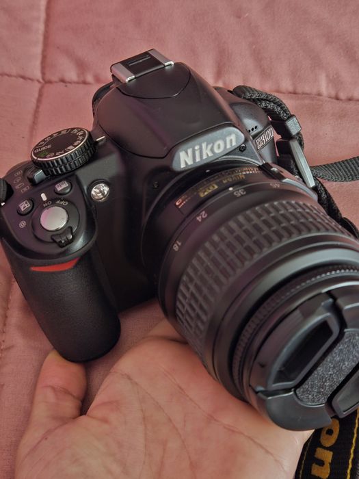Câmara Nikon D3100 com lente 18-55