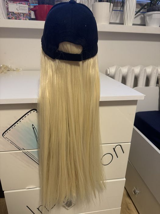 Czarna czapka z daszkiem z wlosami bardzo jasny blond