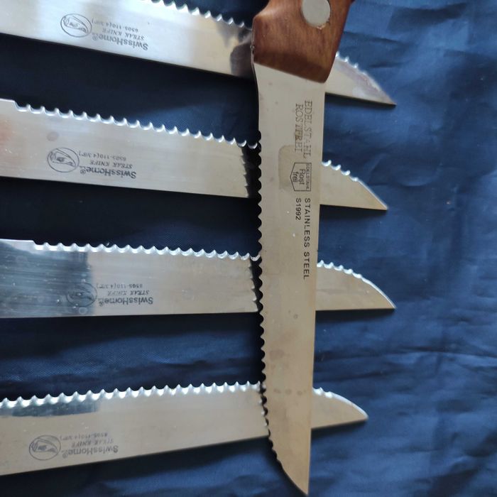 Столові прибори ножі виделки ложки