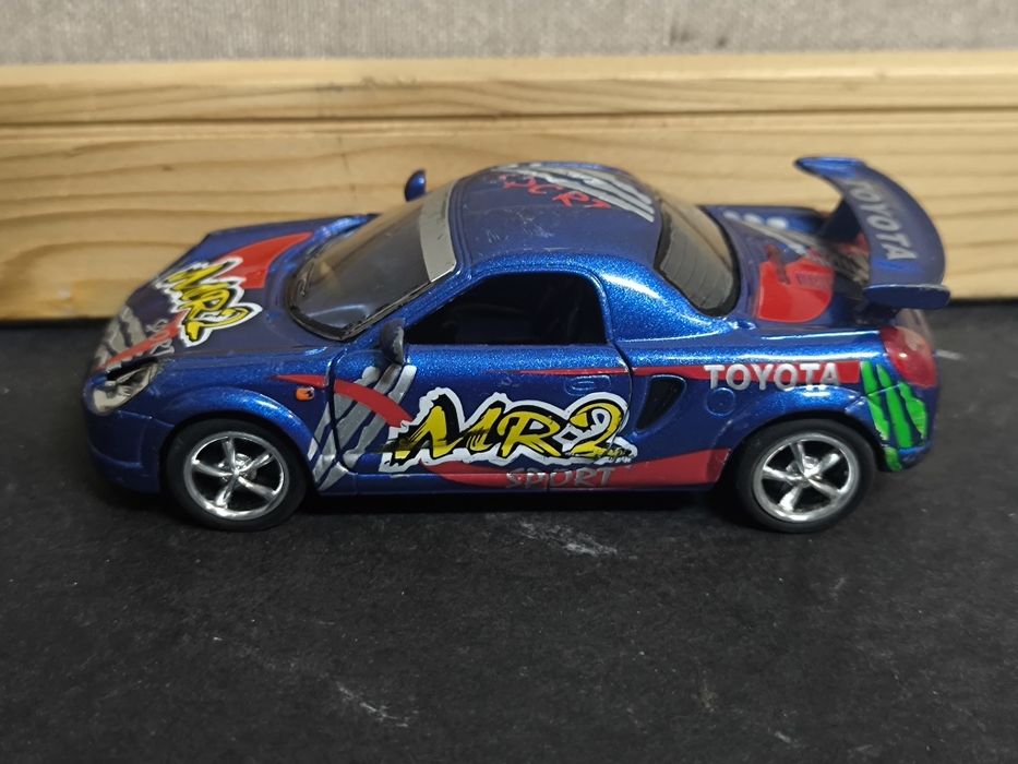 Carrinho Toyota MR2 Azul
Miniatura de um carro desportivo Toyota MR2.