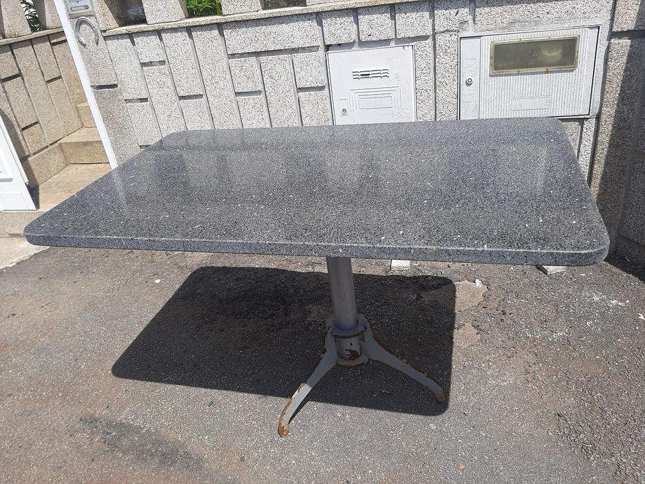 Mesa Em Pedra Polida de Granito