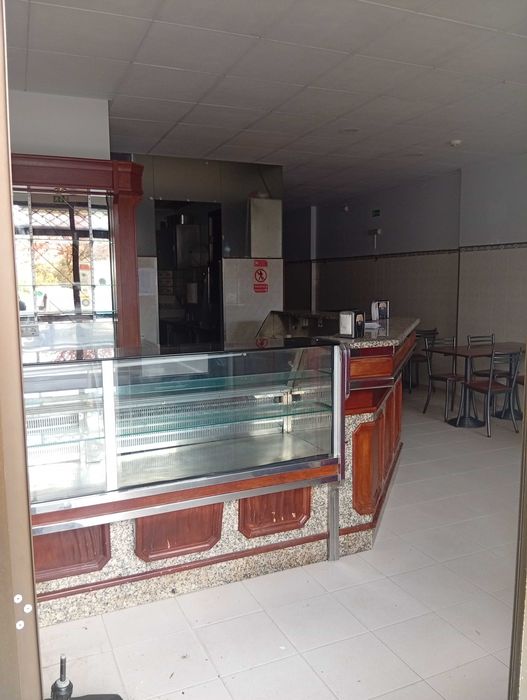 Snack bar totalmente equipado e bem localizado. Rio de Mouro • OLX.pt