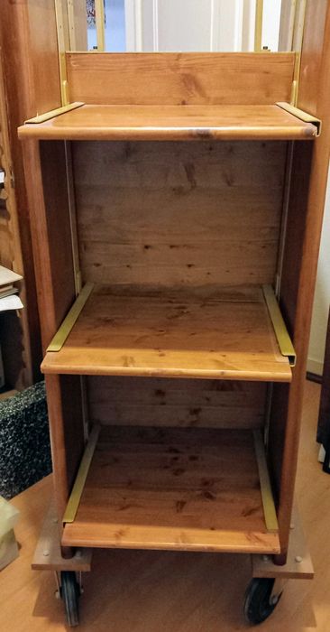 Estante de madeira vintage.