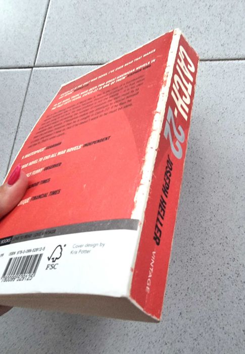 Livro "Catch-22" de Joseph Heller (em Inglês)