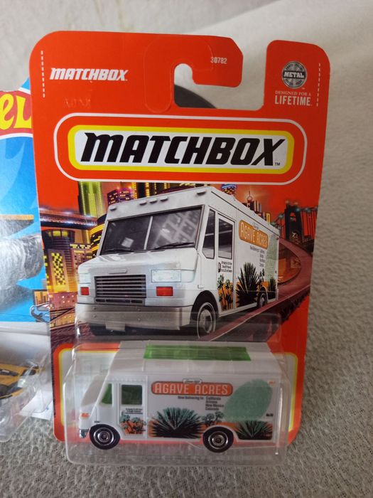 Дитячі ігрушки машинки.