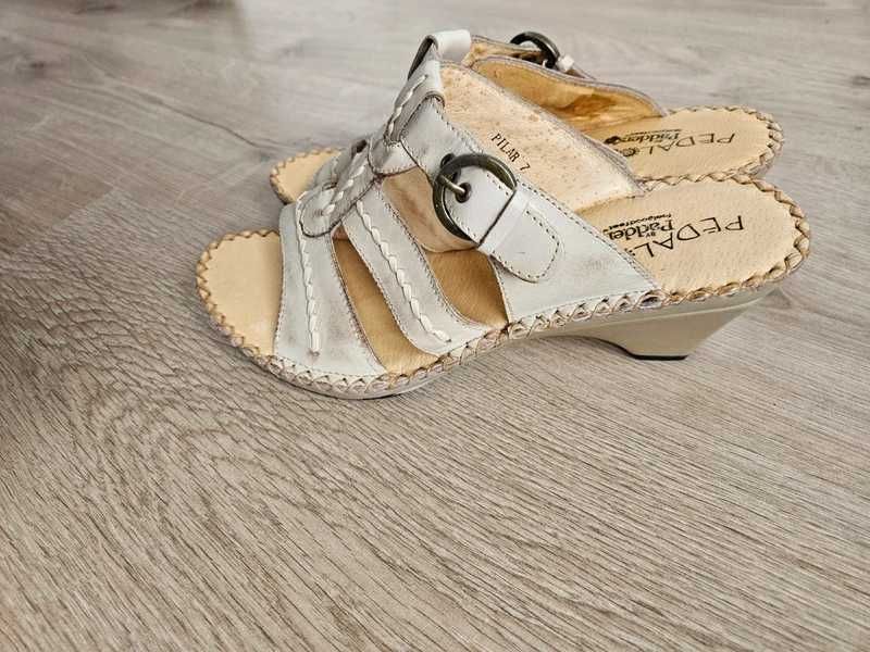 Klapki damskie na koturnie Pedalos by Padders – rozmiar 40, jak nowe