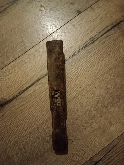 Młotek murarski z czasów PRL.