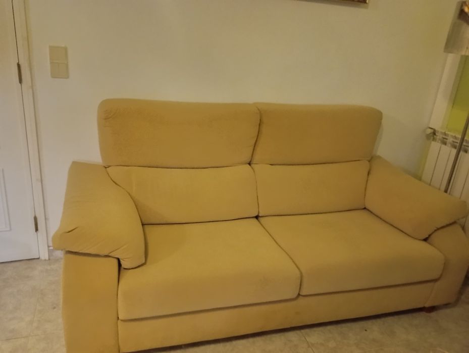 Sofá bege dois lugares articulável