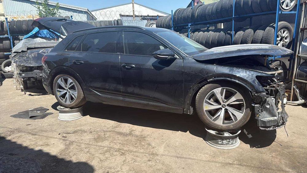 Audi Q8 Etron шрот розборка запчастини машина на розборку