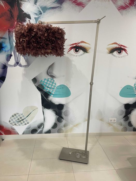 Candeeiro de Pé em alumínio com um design exclusivo