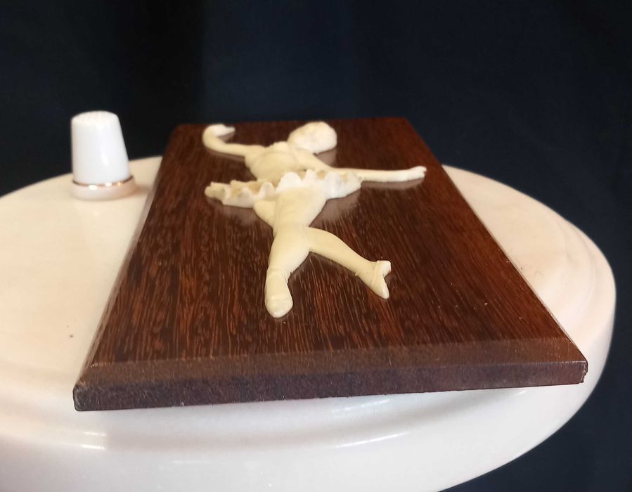 Bailarina em relevo, resina sob madeira exótica nobre, anos 60.