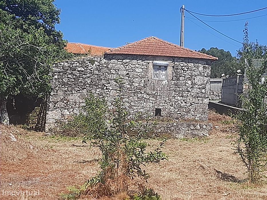 Quintinha com moradia e anexos em pedra para restauro — Cunha, Viana do Castelo