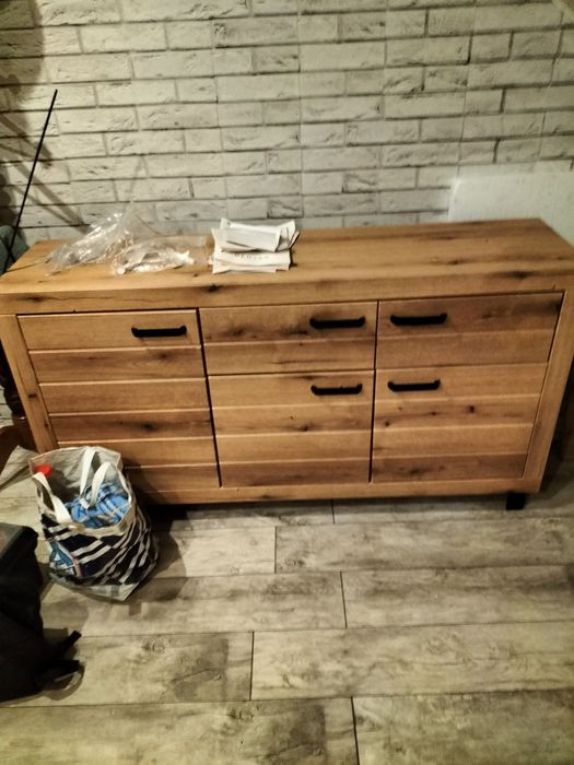 Montaż mebli. Składanie i skręcanie mebli z paczek