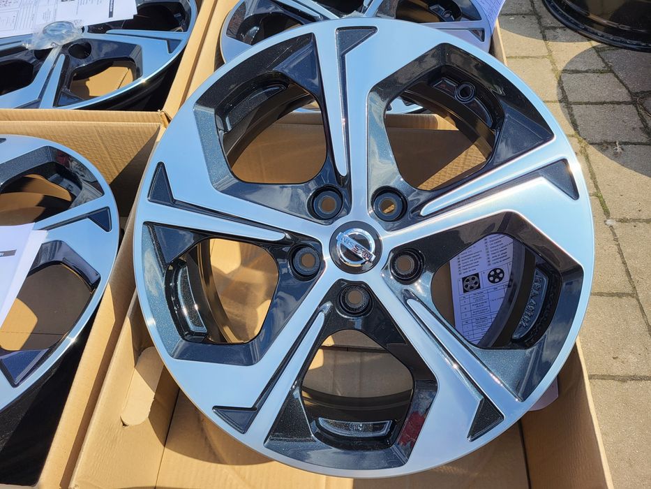 Alufelgi Nissan 5x114,3 7Jx17 et45 cb66,1 nowe bikolor