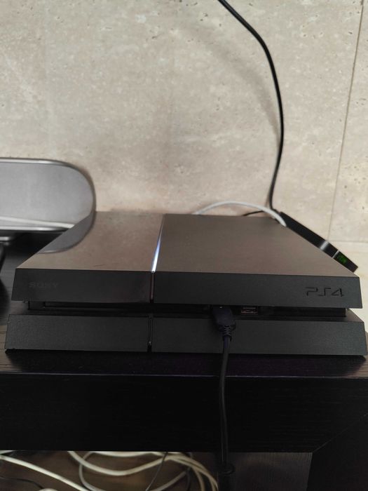 PS4 standard com pouca utilização