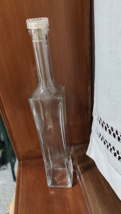 Garrafa em vidro transparente  antiga