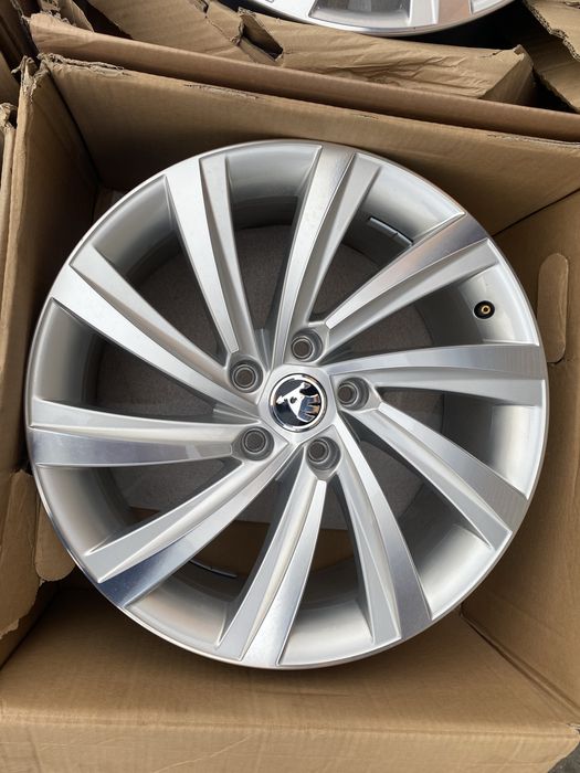 Felgi 18 cali Skoda Octavia III IV 5E3 oryginał ŁADNE
