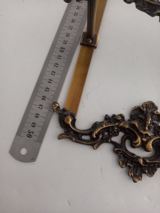 Suporte para pratos de latão.