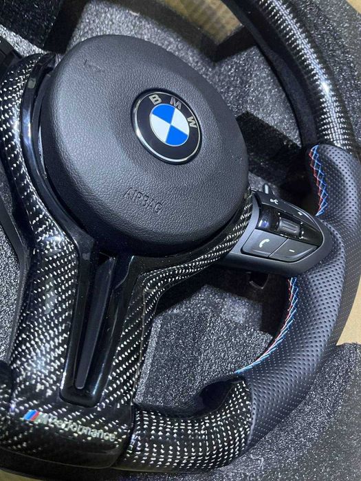 Volante M Performance em fibra de carbono - Série E/F
