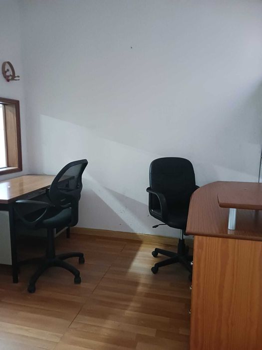 Arrenda Armazém com escritório e casa de banho completa