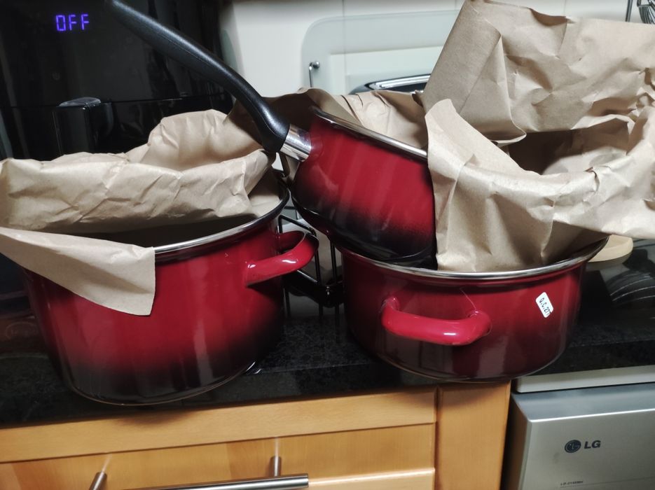 Vendo novo e tachos e um barbecue