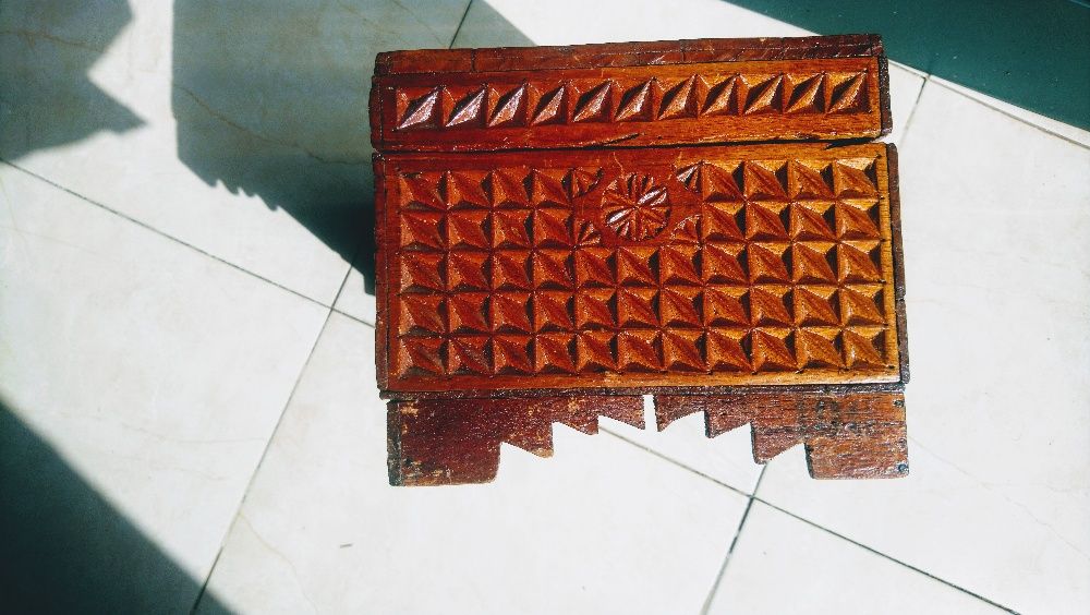 Arca pequena em madeira trabalhada, antiga e muito rara - Preço fixo