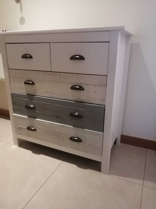 Cómoda com 5 gavetas
