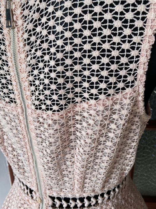 Ażurowa sukienka z falbanami