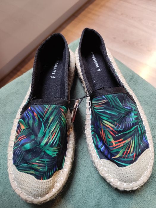Nowe Espadryle MEDICINE rozmiar 36
Długość wkladki 23cm.

Mam 2 pary j