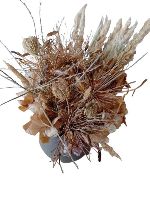Ramos de flores secas em vaso decorativo