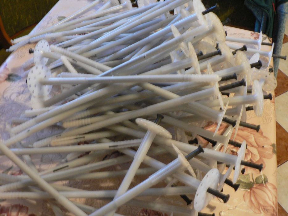 Kołek do styropianu 10x300mm  84 szt .