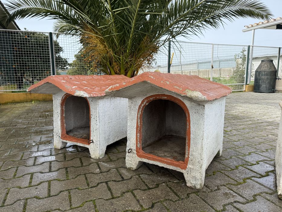 Diversas casotas para cao em pedra