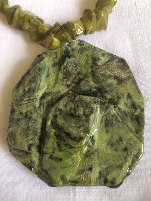 Colares com pedra de carvao