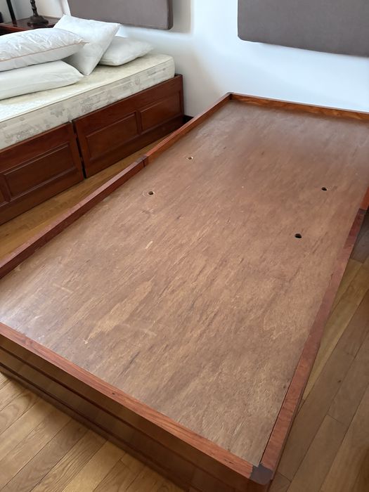 Cama de Solteiro em madeira maciça de “Pau Rosa” de Macau