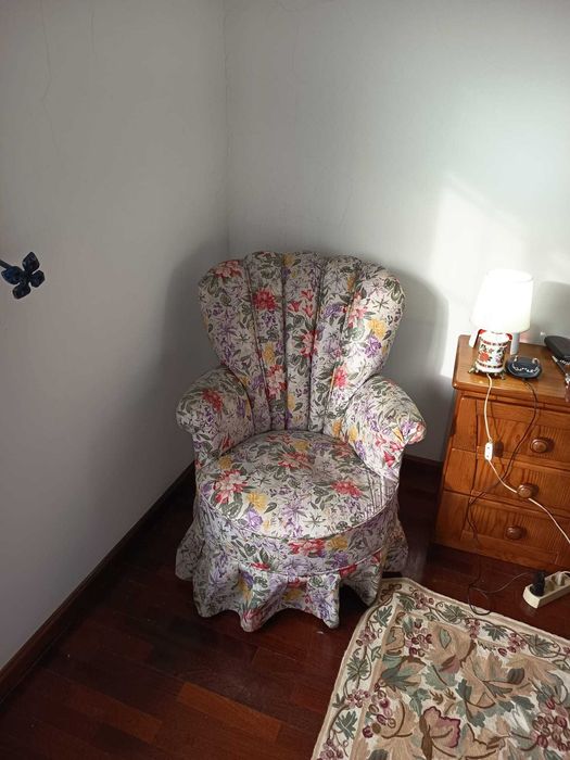 Cadeirão clássico estofado com padrão floral – muito confortável