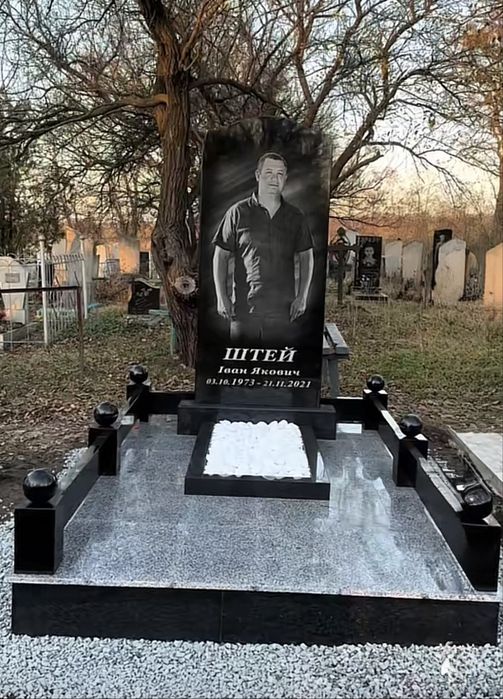 Гранитний памятник на могилу