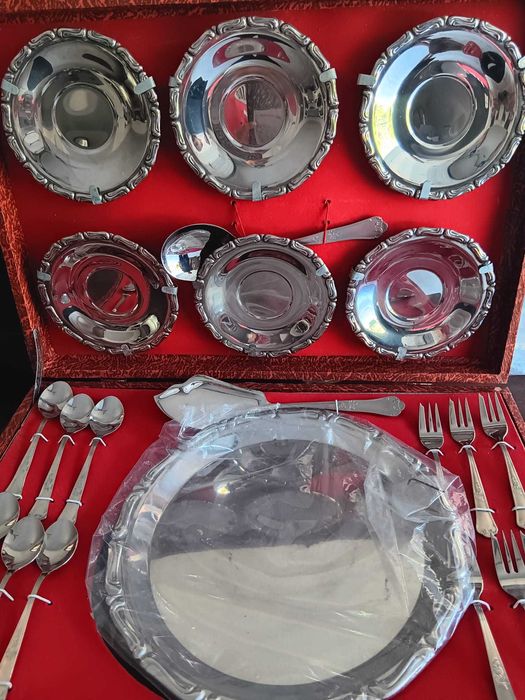 Conjunto em inox de sobremesa com estojo NOVO