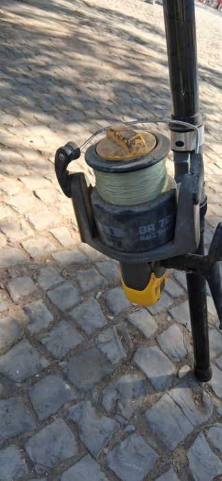 Canas de pesca com carretos