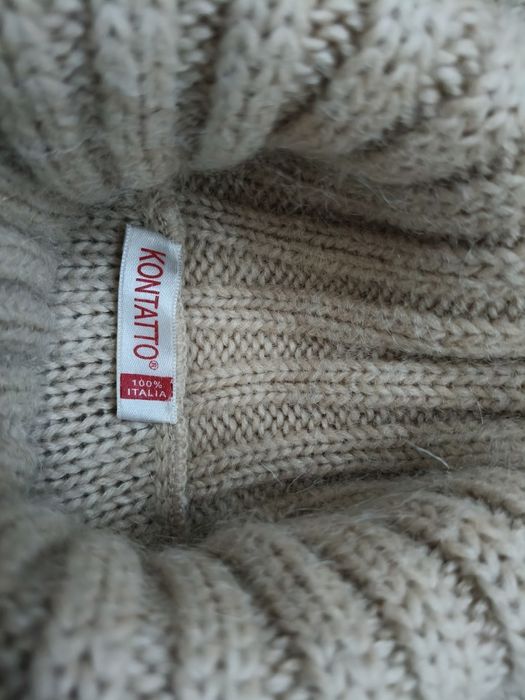 Ciepły sweter z golfem – beżowy