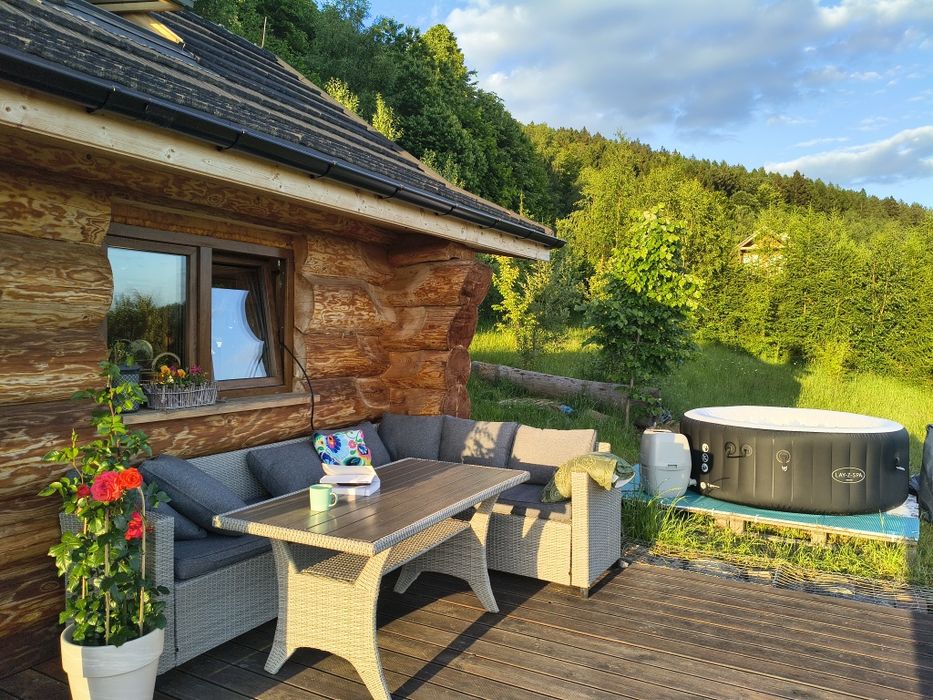 Drewniany domek z jaccuzi i widokiem na góry