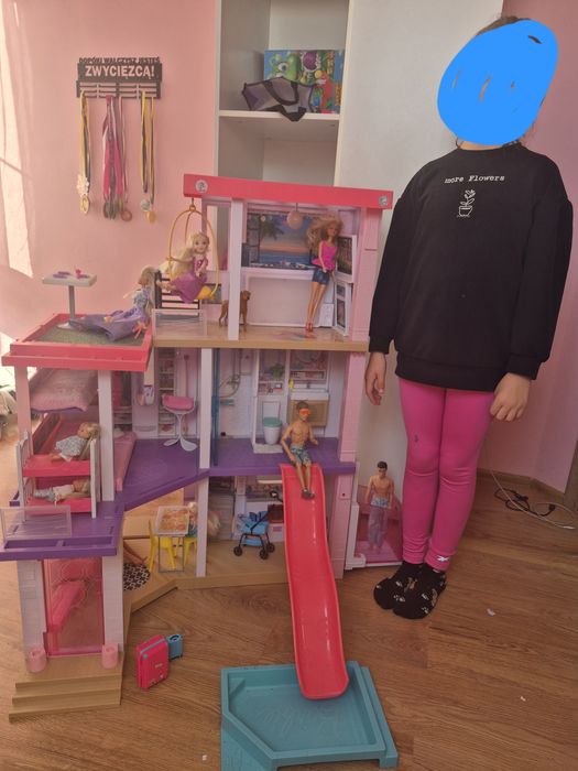 Duży domek Barbie z windą i basenem.