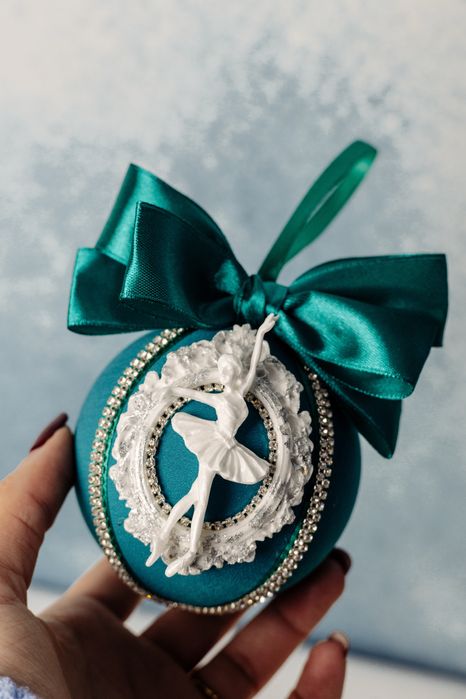 Новорічні іграшки на ялинку