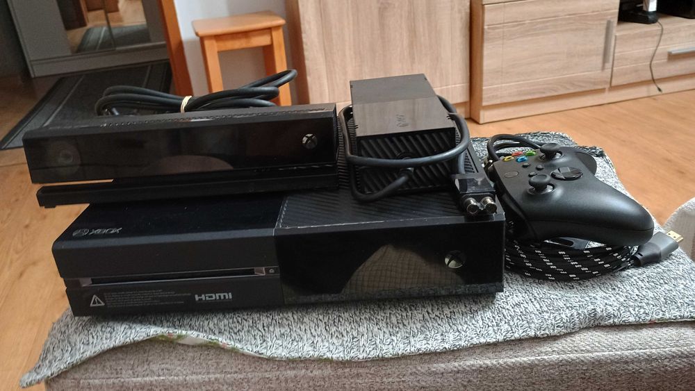 Konsola XBOX ONE + Kinect,  PAD, Zasilacz z okablowaniem