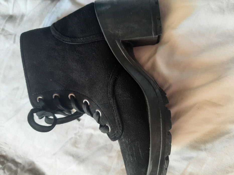 Czarne buty na obcasie