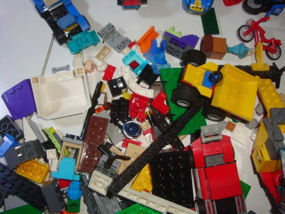 Zestaw Lego w zestawie jest  12 ludzików