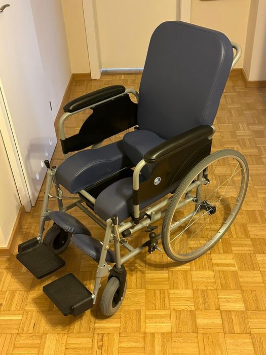 Wózek  WC  dla osoby niepełnosprawnej VERMEIREN