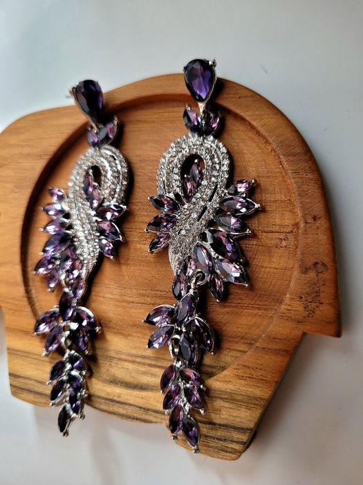 Duże długie eleganckie wieczorowe błyszczące kolczyki liście fioletowe